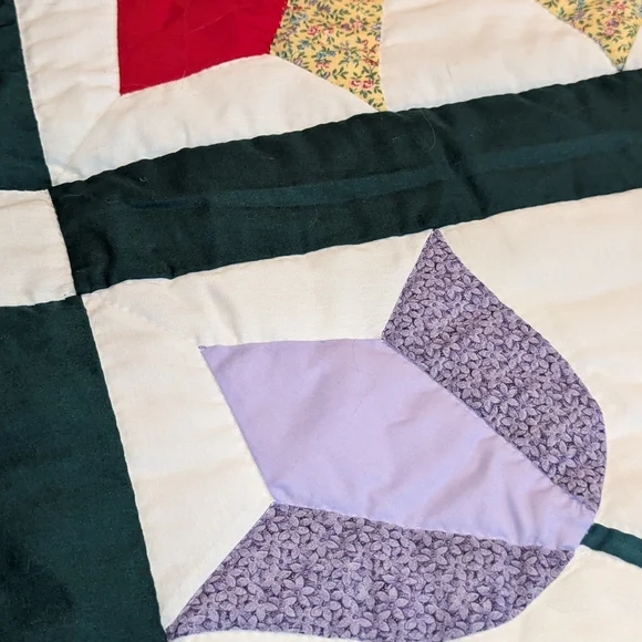 New Handmade Tulip Pattern Floral Patchwork Quilt with Green Border - Picture 7 of 7